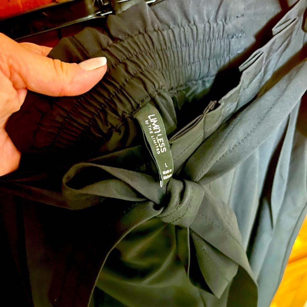 The Limited Black Wide Leg Capri Pants - Large